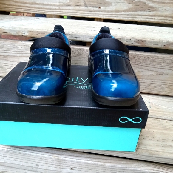 Infinity By Cherokee Stride Clogs/Size 7.5 - Picture 4 of 12